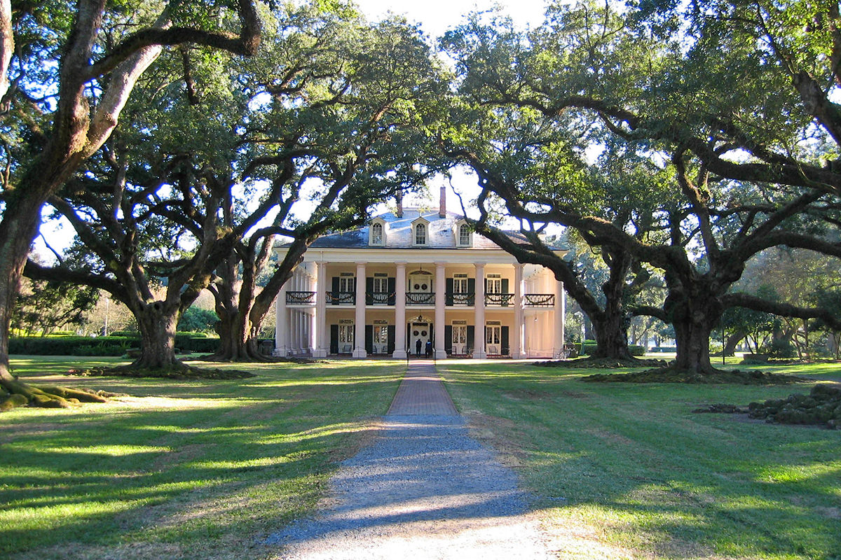 A huge and well-kept Southern mansion with stately columns called Oak Alley.