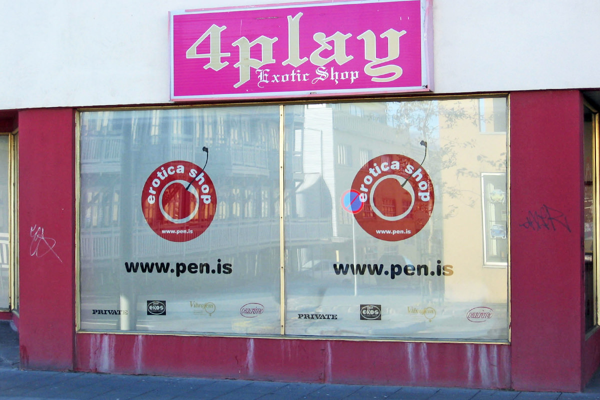 The store PEN.IS in pink titled 4-Play!