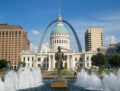 St. Louis Old Courthouse building with The Arch in the background.