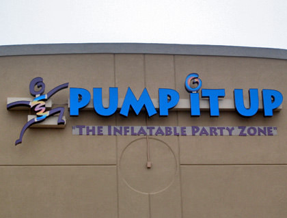 Building sign saying PUMP IT UP, The inflatable Party Zone