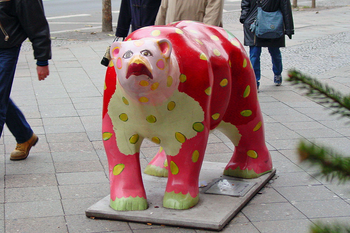 A pink Berlin bear statue with polkadots and bright red lipstick.