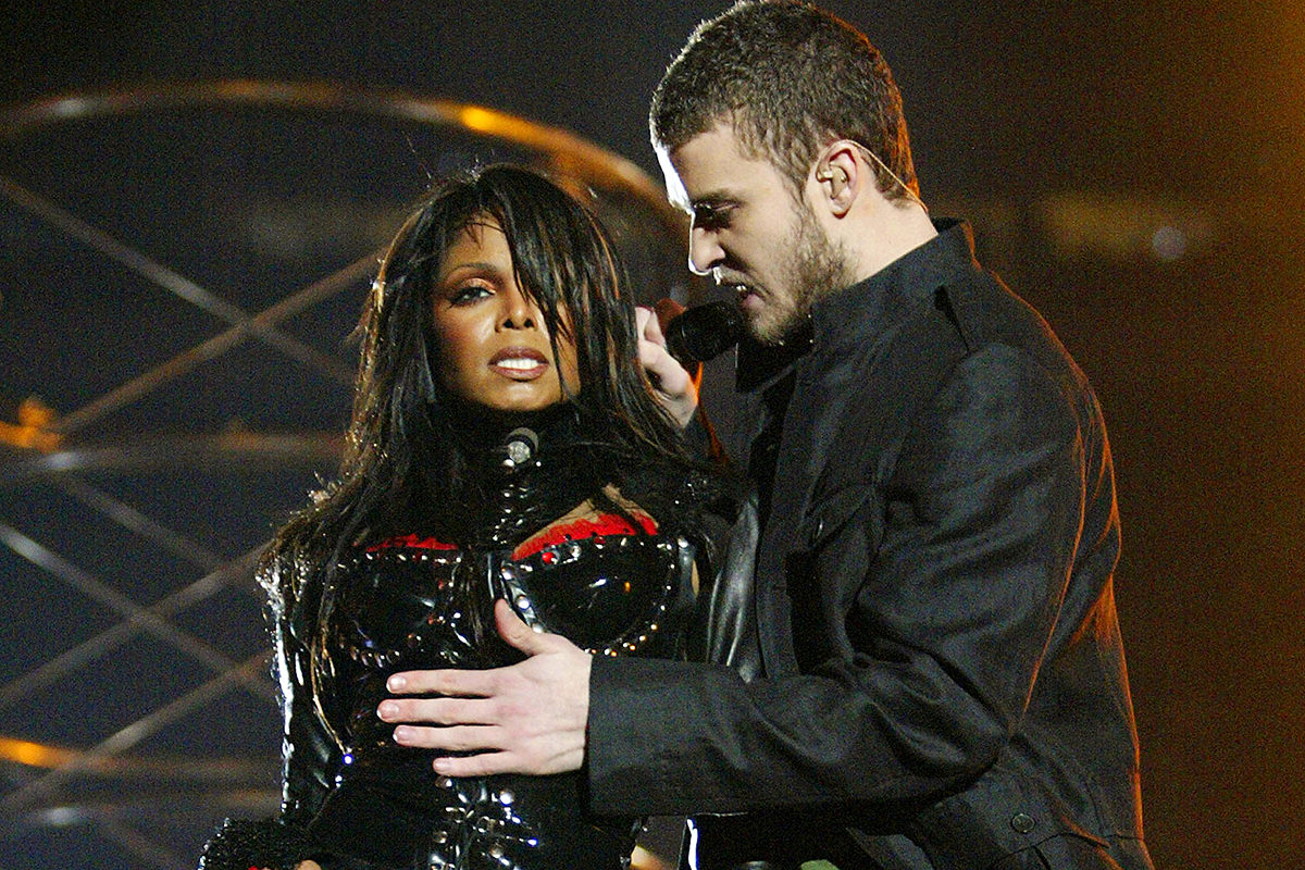 Justin getting ready to expose Janet's (Miss Jackson if You're Nasty!) boob.