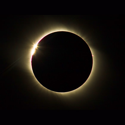 A spectacular fucking view of a full solar eclipse!