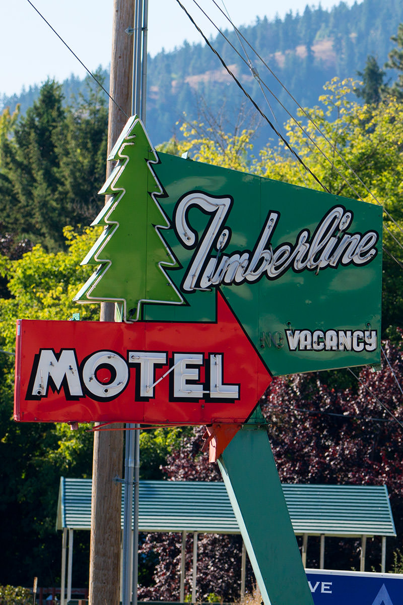 Sony FE 70-200 Lens Test: Motel Sign