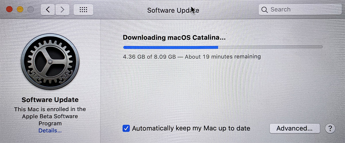 My MacBook Pro telling me that it's downloading the final version of MacOS X Catalina.