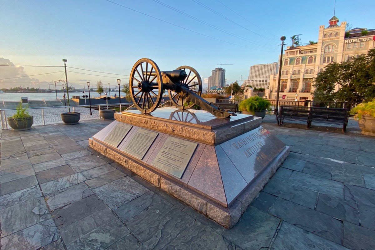 An artillery canon monument in wide angle.