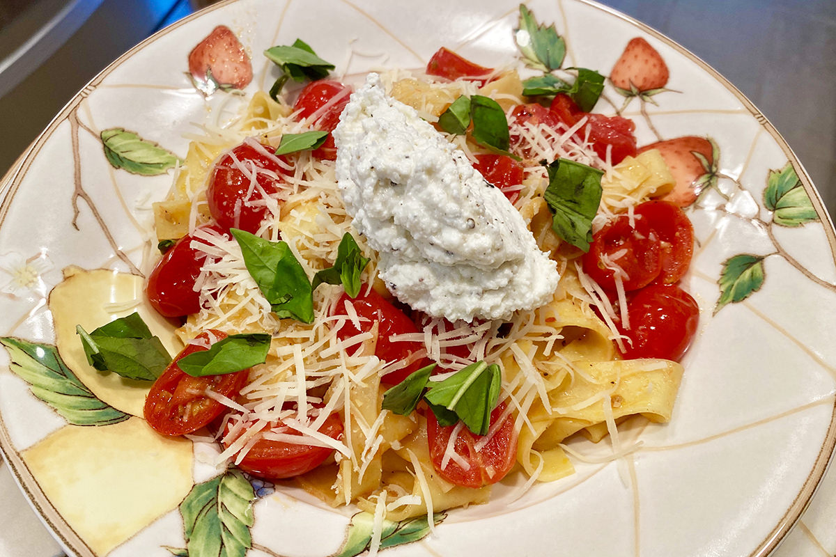 Pasta & Fresh Tomato Sauce and Seasoned Ricotta