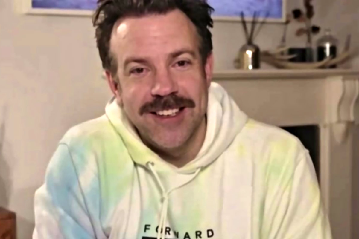 Jason Sudekis accepting his best actor award wearing a tie-dye hoodie.