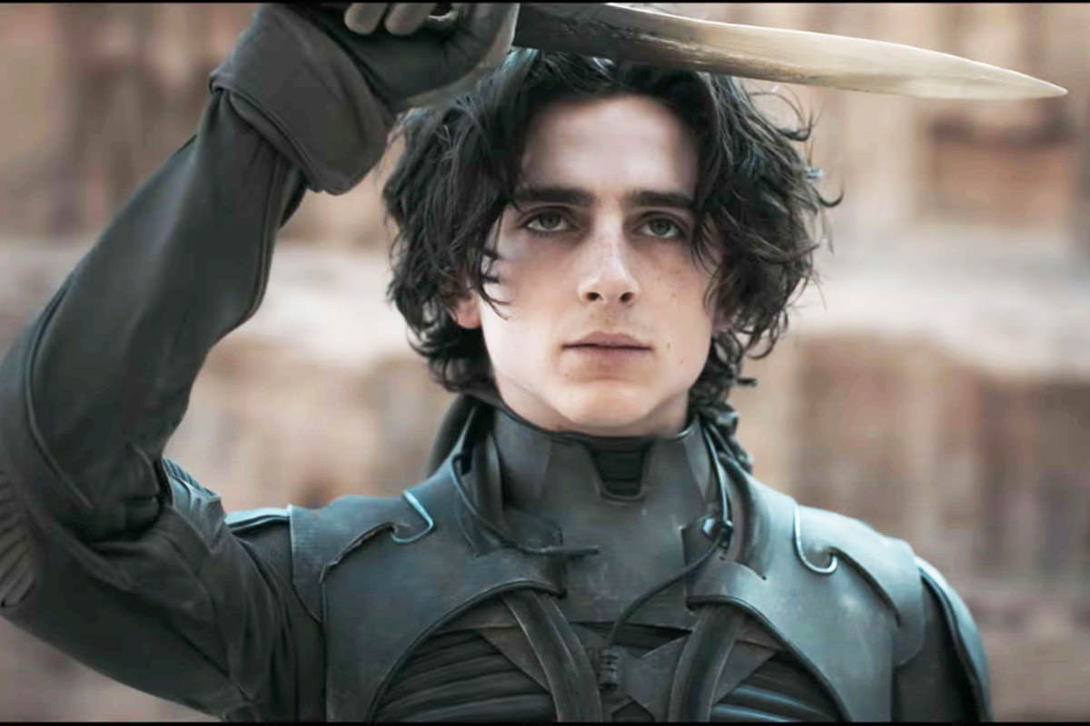 Paul Atreides holds up a knife in DUNE