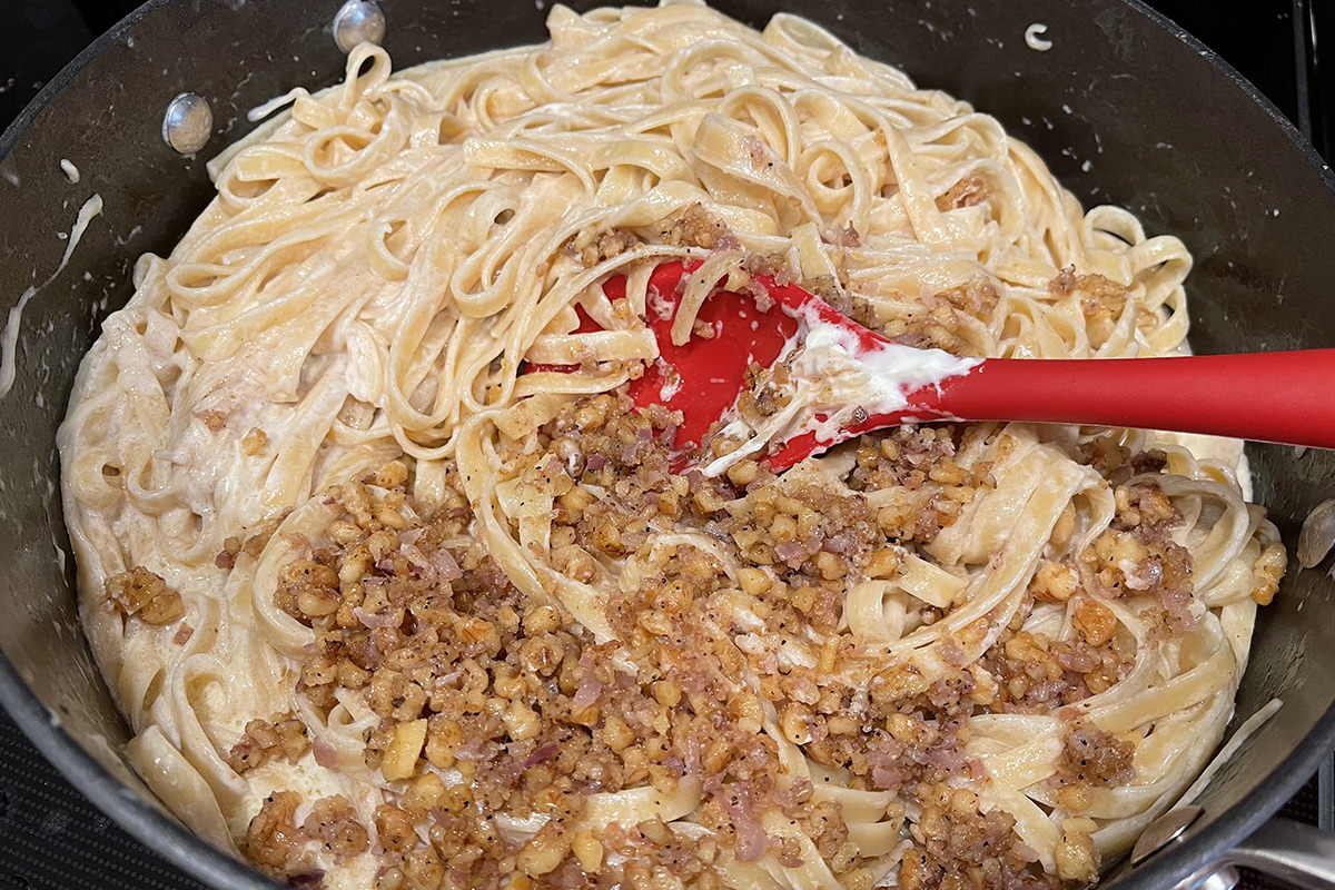 Making Walnut Cream Pasta on the stove.