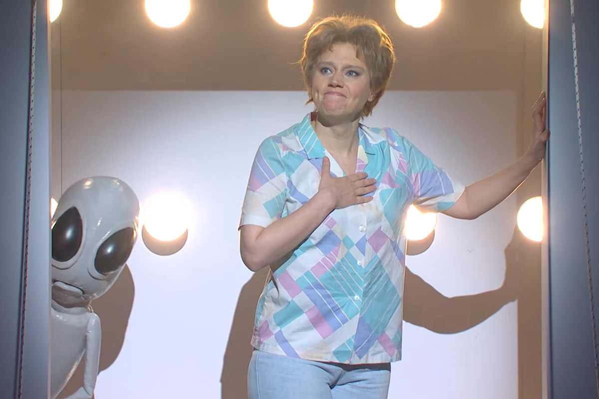 Kate McKinnon waves good bye.