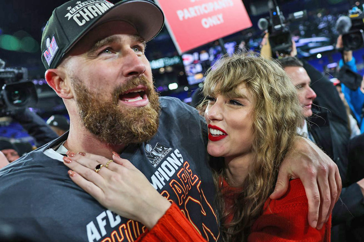 Taylor with Travic Kelce at a Super Bowl party.