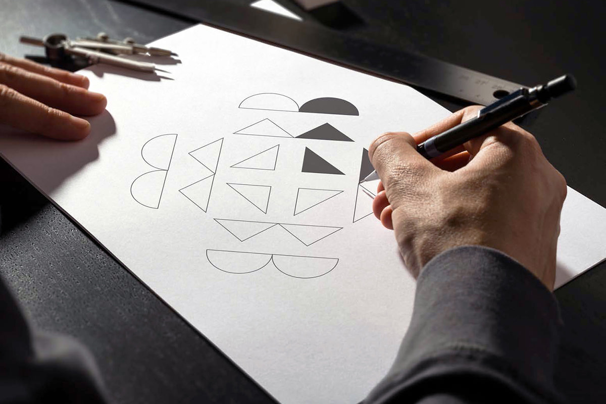 Somebody drawing the logo for the 2025 World Games on a sheet of paper.