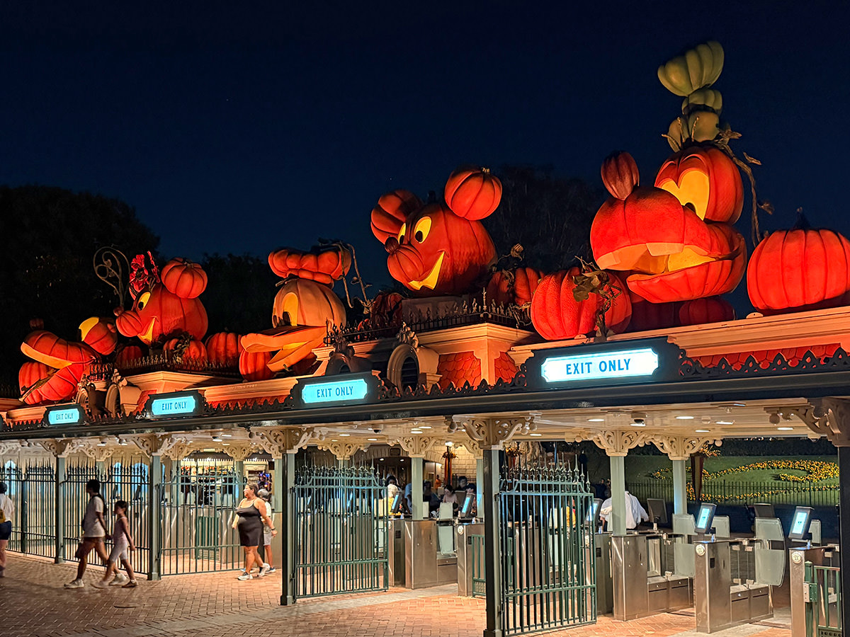 Pumpkins of Goofy, Mickey, Donald, Minnie, and Pluto.